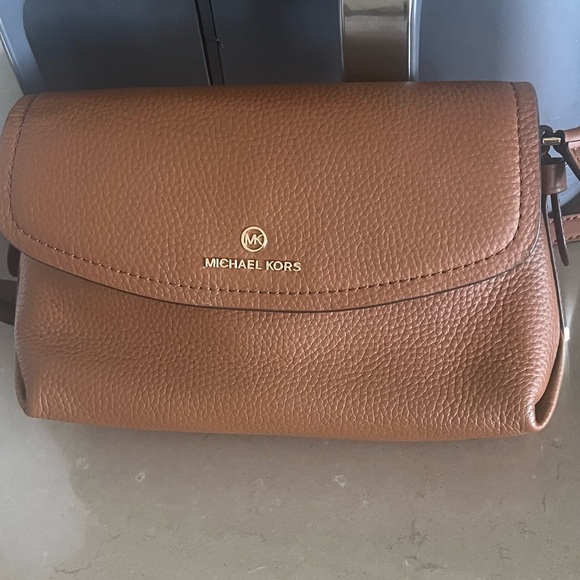 Michael Kors purse like brand new. Used once - Picture 3 of 13